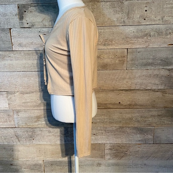 Livi by Olivia Rae women’s beige cropped ribbed tank cardigan set in size small - Picture 2 of 10